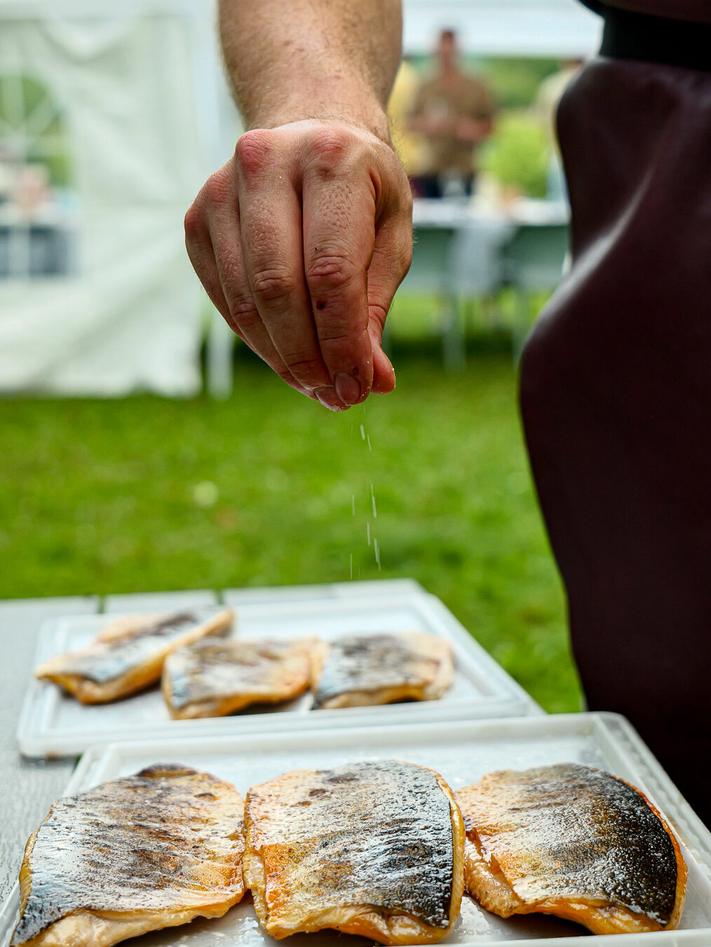 Finition des filets de poisson en plein air